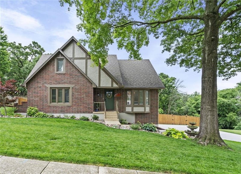 2108 Brookshire Dr, Blue Springs, MO 64015