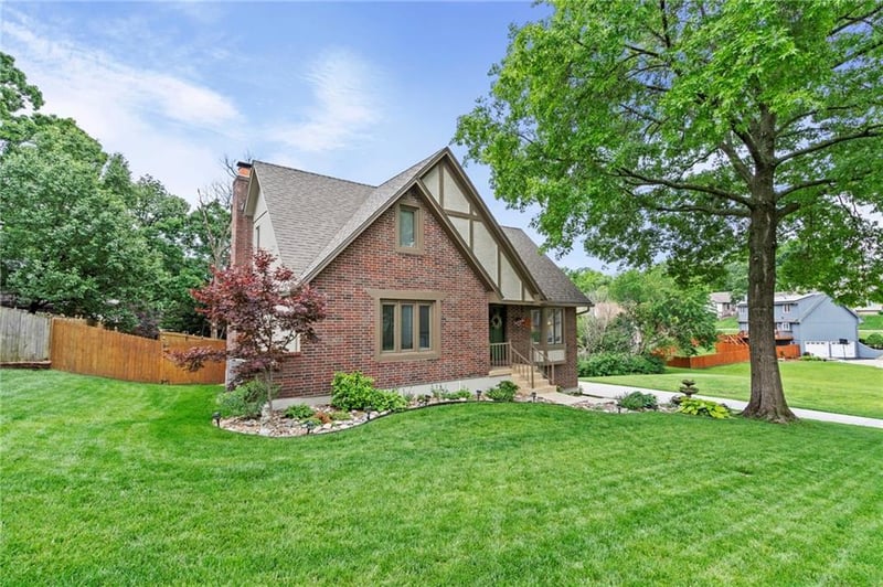 2108 SW Brookshire Dr, Blue Springs, MO 64015