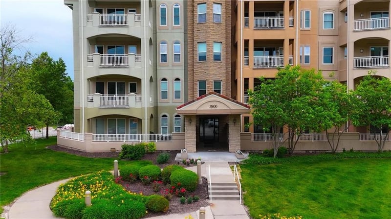 3800 N Mulberry Dr #205, Kansas City, MO 64116