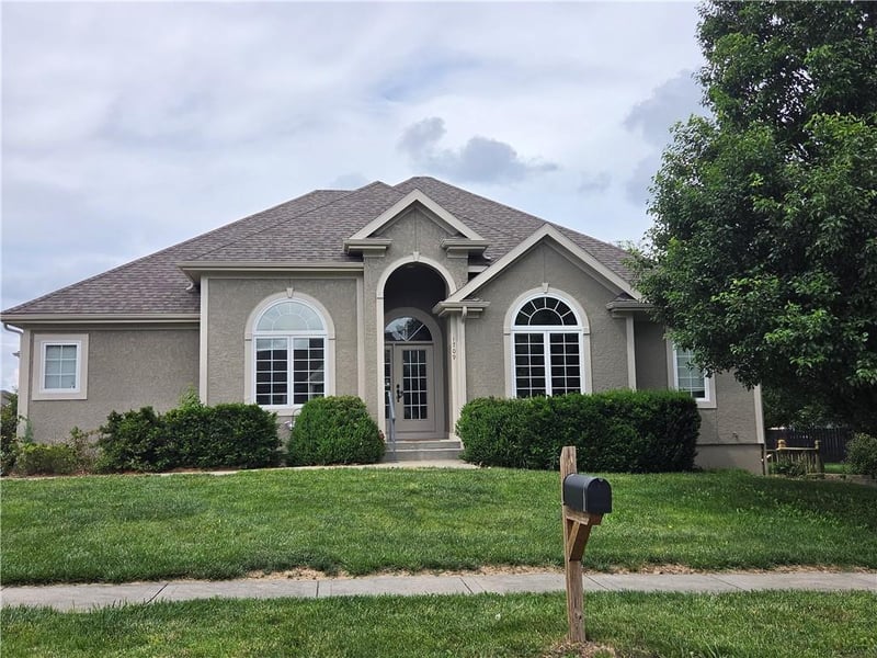 1709 Cambridge Cir, Kearney, MO 64060