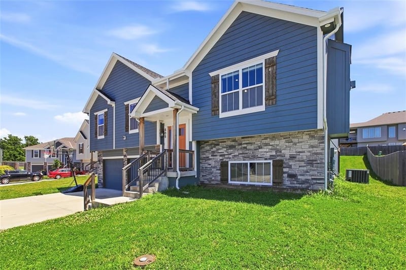 505 Ridgeview Dr, Grain Valley, MO 64029
