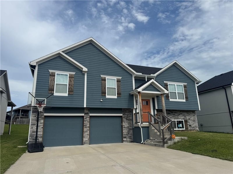 505 Ridgeview Dr, Grain Valley, MO 64029