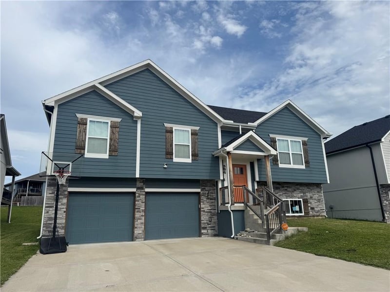 505 Ridgeview Dr, Grain Valley, MO 64029