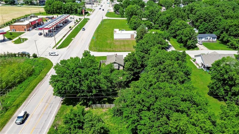 104 6th St, Tonganoxie, KS 66086