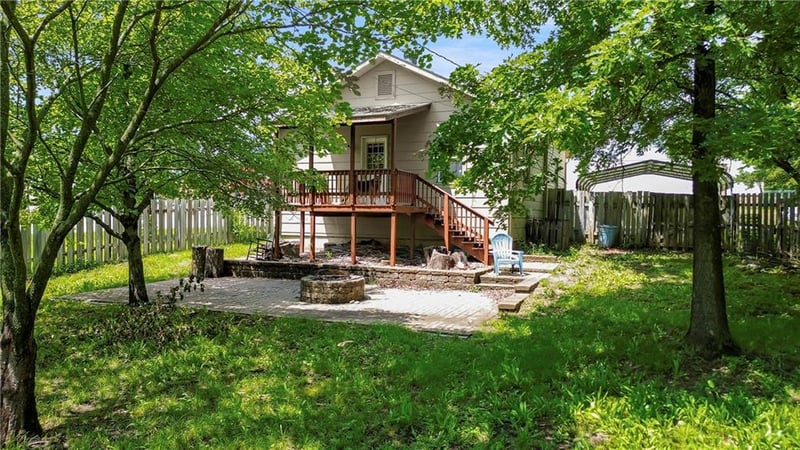 104 6th St, Tonganoxie, KS 66086