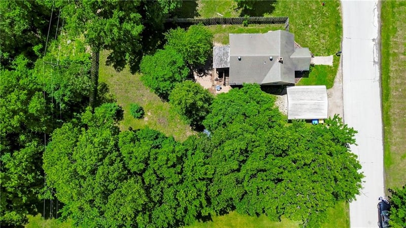 104 6th St, Tonganoxie, KS 66086