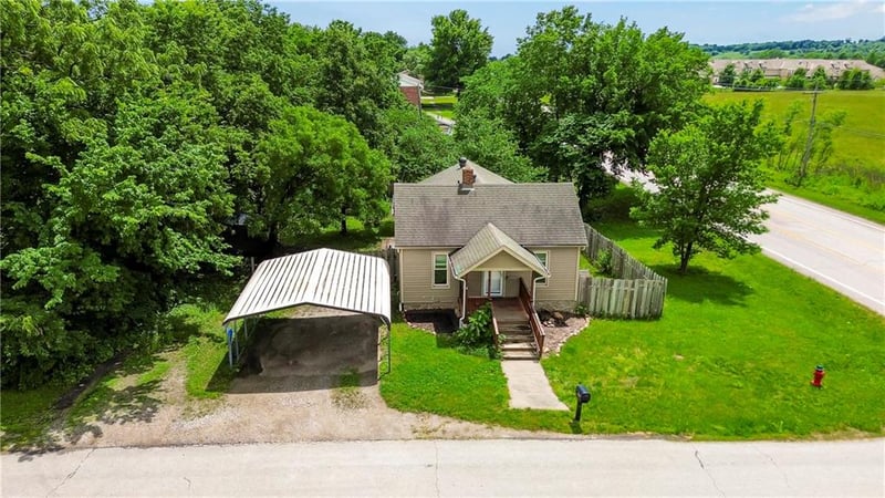 104 6th St, Tonganoxie, KS 66086