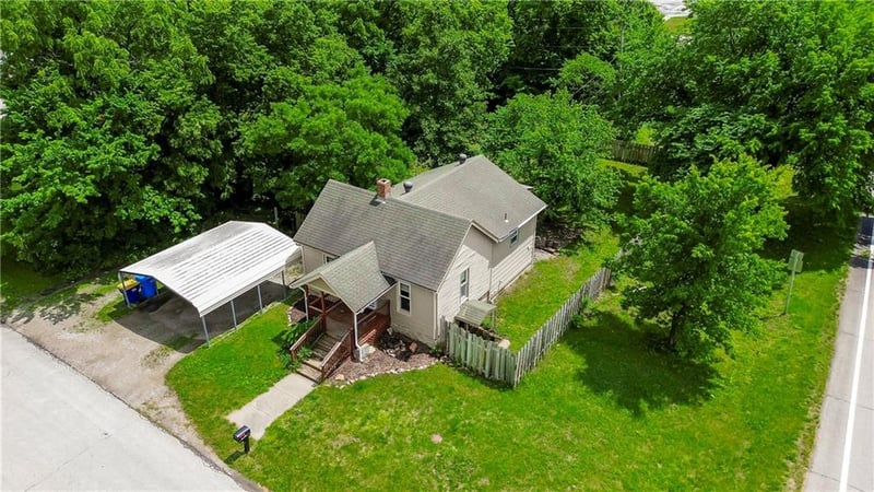 104 6th St, Tonganoxie, KS 66086