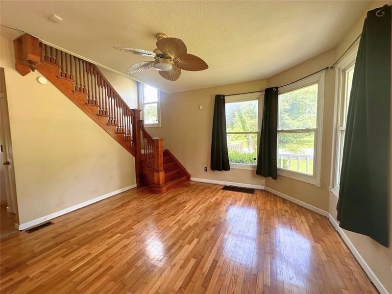 401 Mcpherson St, Knob Noster, MO 65336