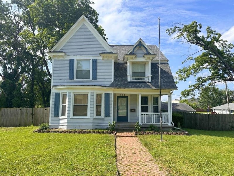 401 Mcpherson St, Knob Noster, MO 65336