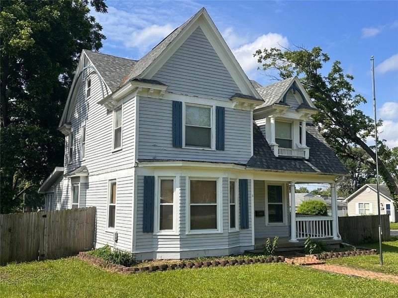 401 Mcpherson St, Knob Noster, MO 65336