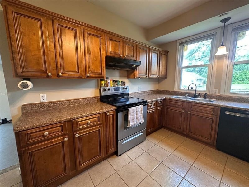 401 Mcpherson St, Knob Noster, MO 65336
