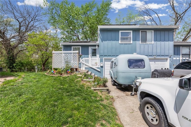 8462 Lane Dr, Raytown, MO 64138