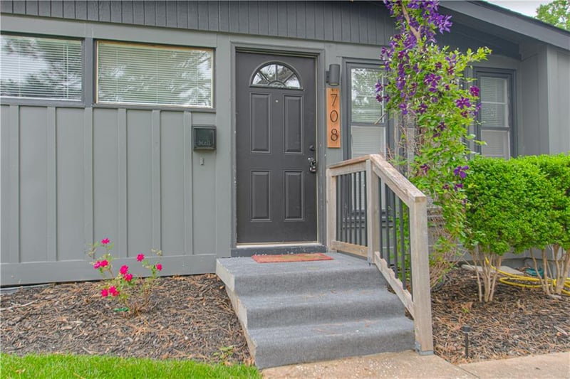 708 Chestnut Ave, Olathe, KS 66061
