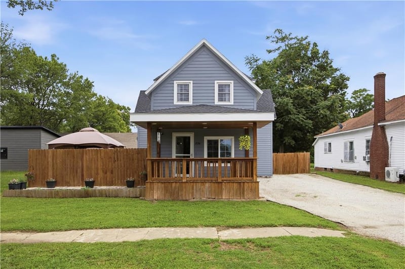 226 8th St, Fredonia, KS 66736