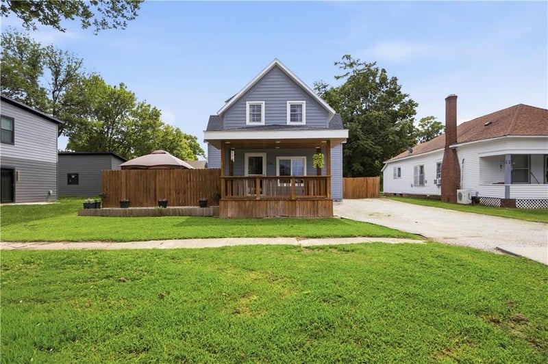 226 8th St, Fredonia, KS 66736