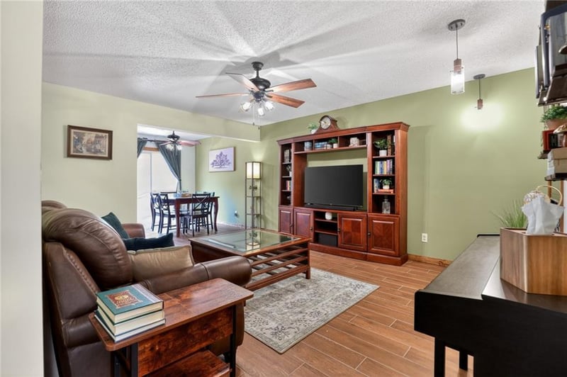 9930 Cherry Dr, Kansas City, MO 64155