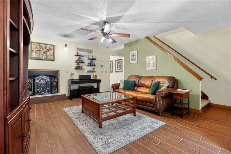 9930 Cherry Dr, Kansas City, MO 64155