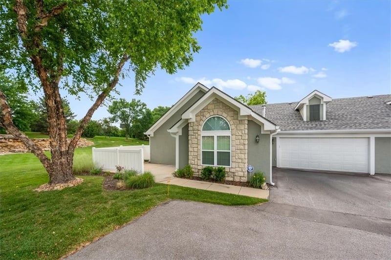 7213 Meadow View St, Shawnee, KS 66227