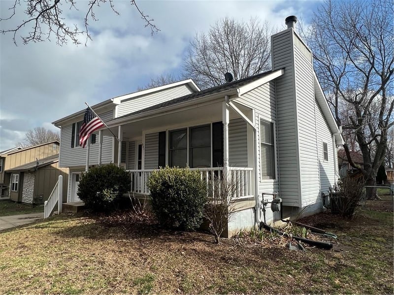 521 Airway Ln, Belton, MO 64012