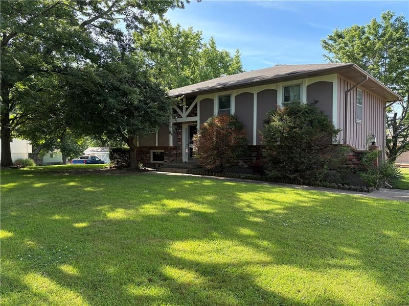 1404 Sandalwood Ct, Blue Springs, MO 64015