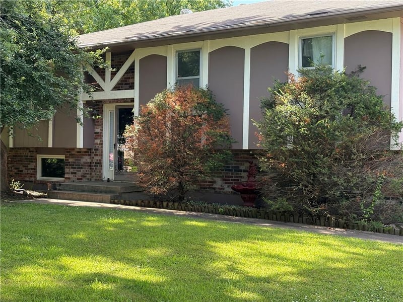 1404 Sandalwood Ct, Blue Springs, MO 64015