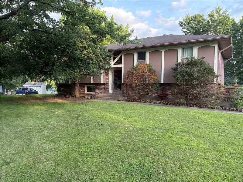 1404 Sandalwood Ct, Blue Springs, MO 64015