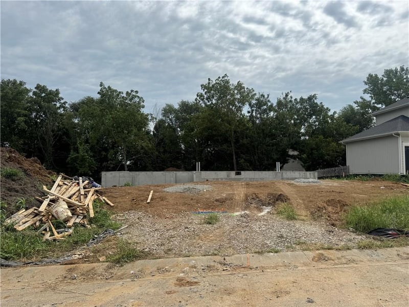 20755 Emerald St, Spring Hill, KS 66083