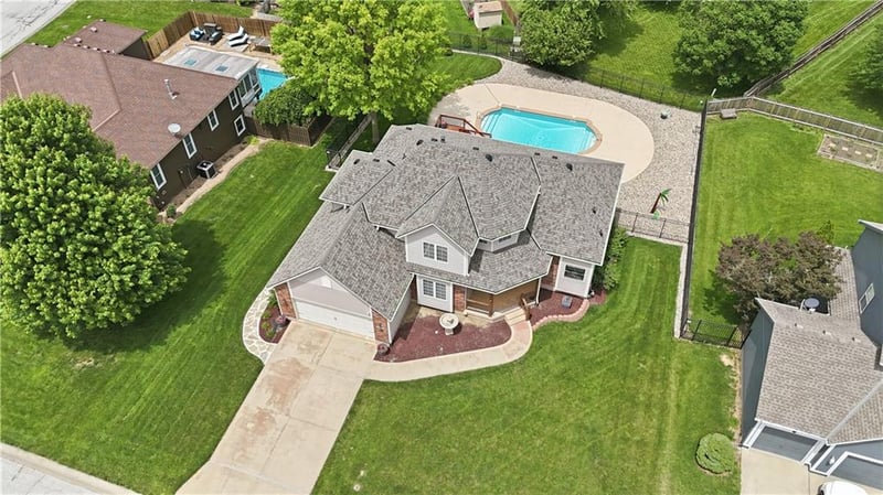 1305 Crystal Creek Pl, Blue Springs, MO 64015