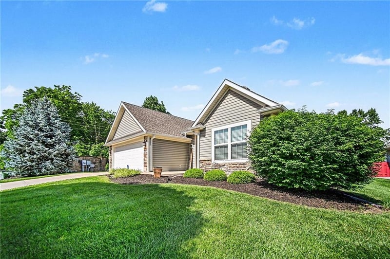 98 Continental St, Lansing, KS 66043