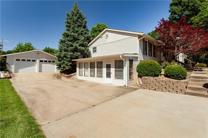 15800 E Salisbury Rd, Independence, MO 64050