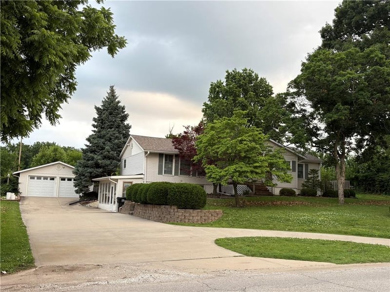 15800 Salisbury Rd, Independence, MO 64050