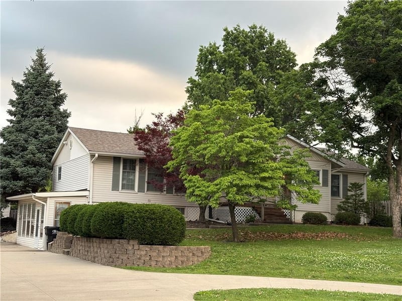 15800 Salisbury Rd, Independence, MO 64050