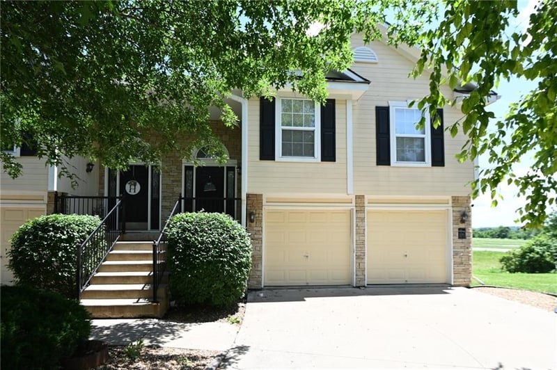1215 Ashley Ln, Grain Valley, MO 64029