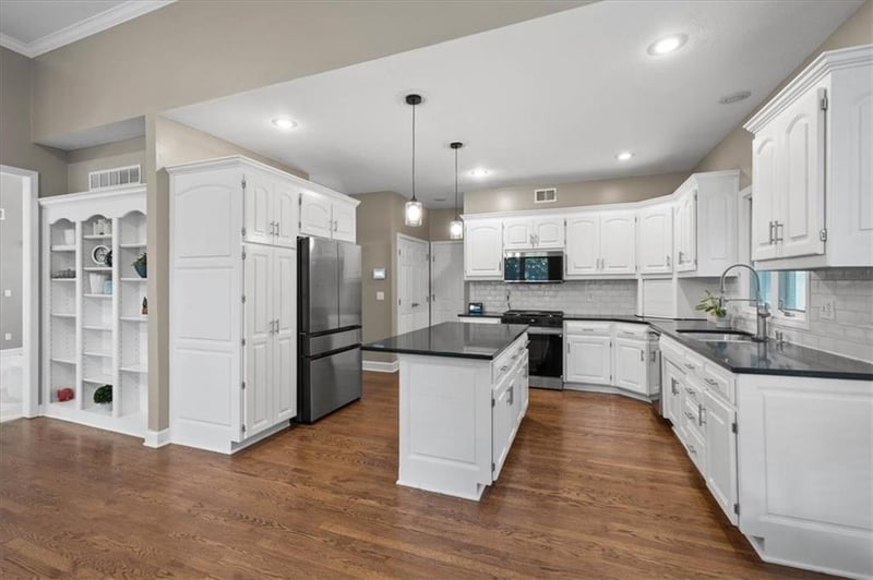 5812 Hickory Pl, Parkville, MO 64152