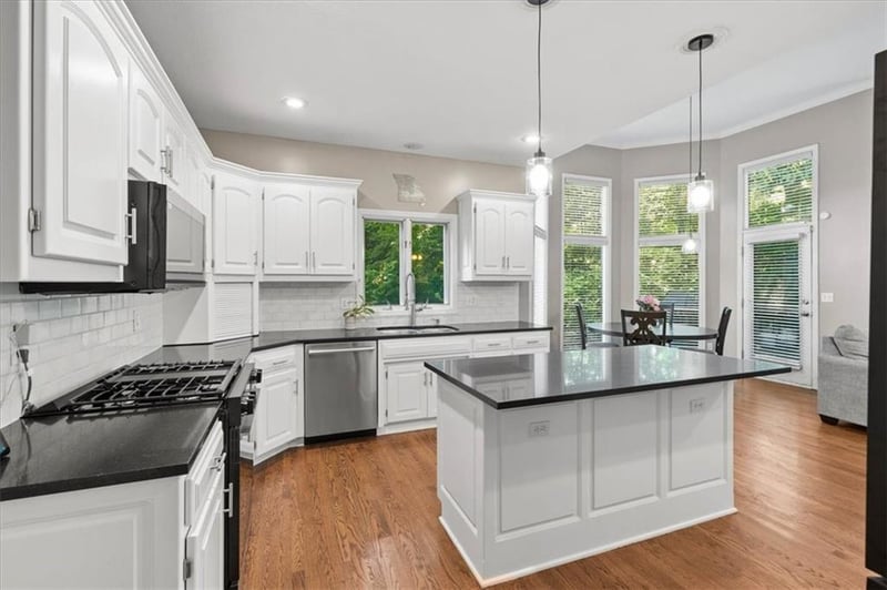 5812 Hickory Pl, Parkville, MO 64152