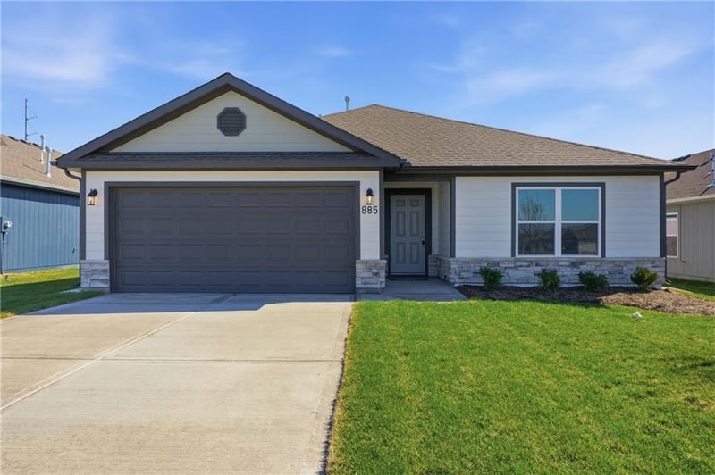 588 Bluebird St, Gardner, KS 66030