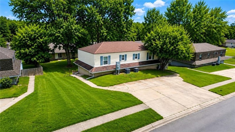 717 Ball Dr, Lee's Summit, MO 64086