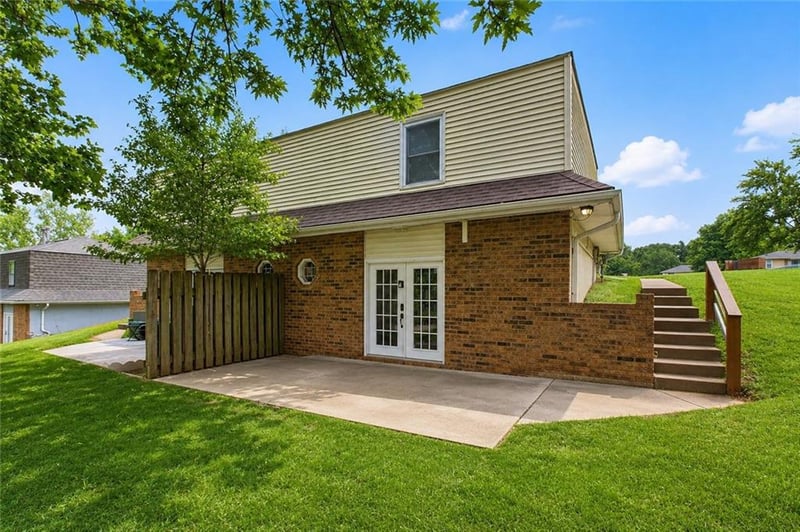 717 NE Ball Dr, Lee's Summit, MO 64086