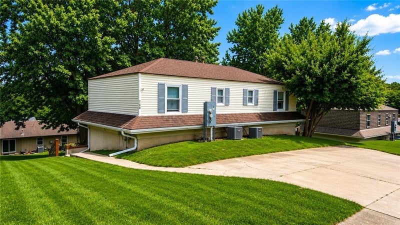 717 NE Ball Dr, Lee's Summit, MO 64086