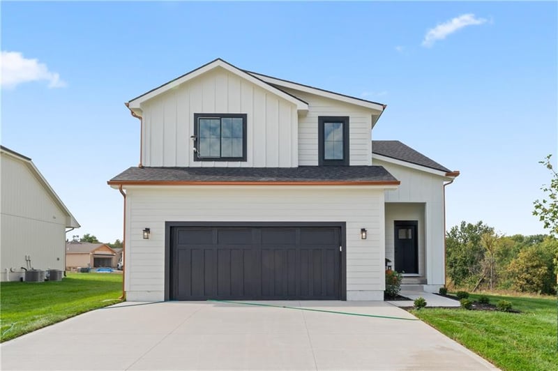 2004 Oak Ridge Dr, Oak Grove, MO 64075