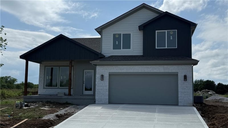 2200 Oak Ridge Dr, Oak Grove, MO 64075