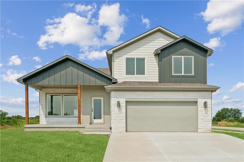 2200 Oak Ridge Dr, Oak Grove, MO 64075