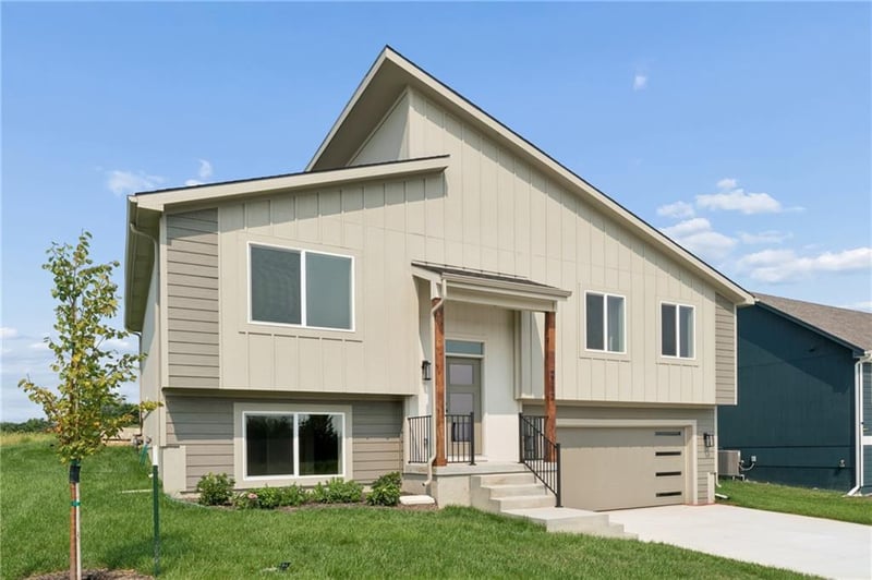 2112 Oak Ridge Dr, Oak Grove, MO 64075