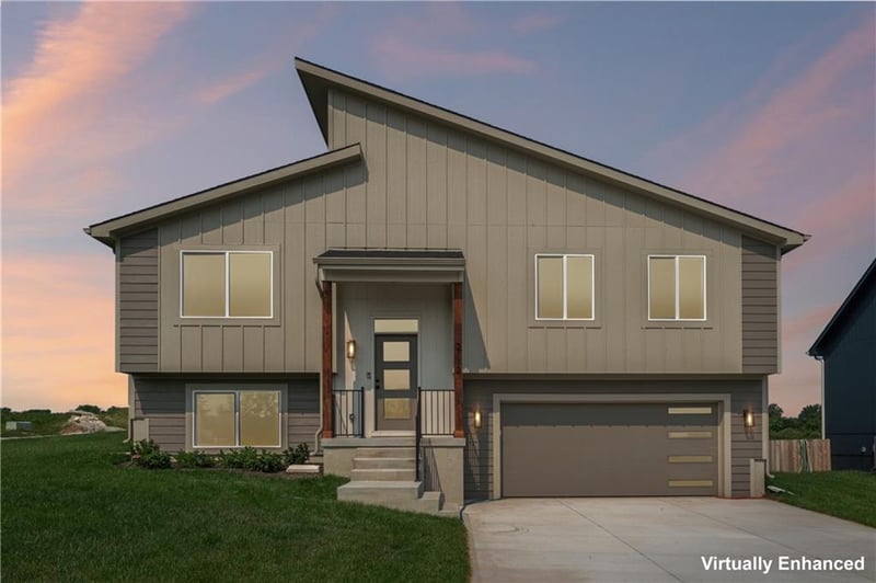 2112 Oak Ridge Dr, Oak Grove, MO 64075