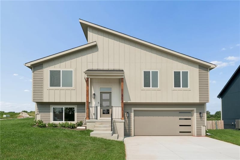 2112 Oak Ridge Dr, Oak Grove, MO 64075