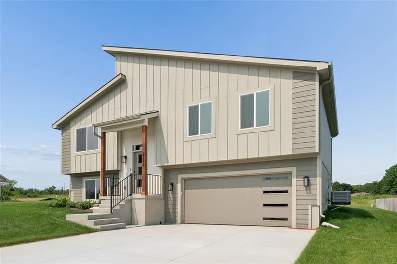 2112 Oak Ridge Dr, Oak Grove, MO 64075