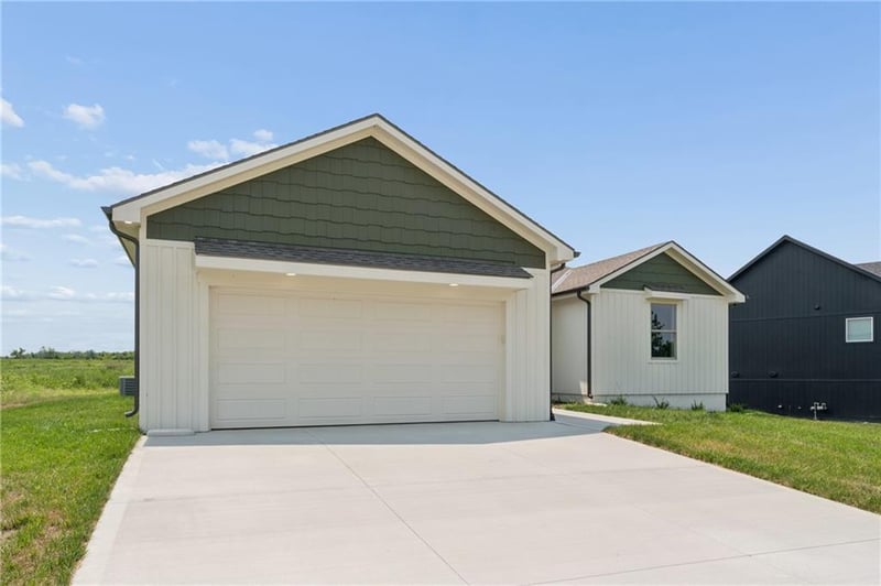 701 21st St, Oak Grove, MO 64075
