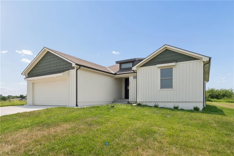 701 21st St, Oak Grove, MO 64075