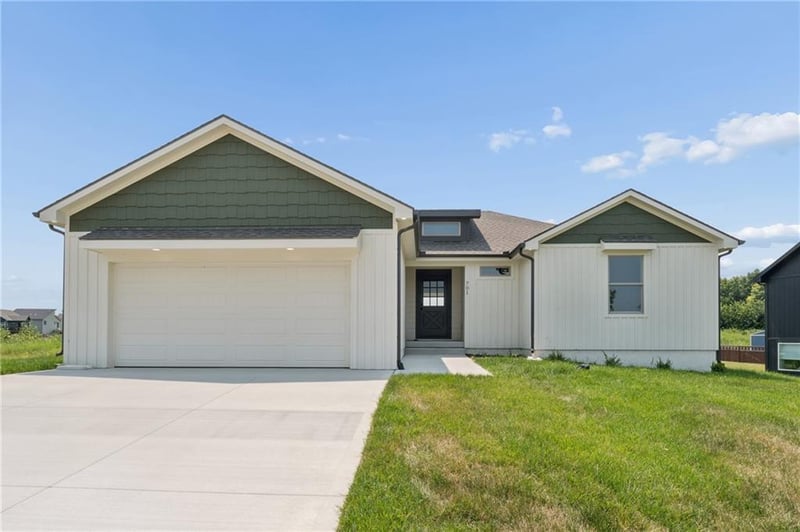 701 21st St, Oak Grove, MO 64075
